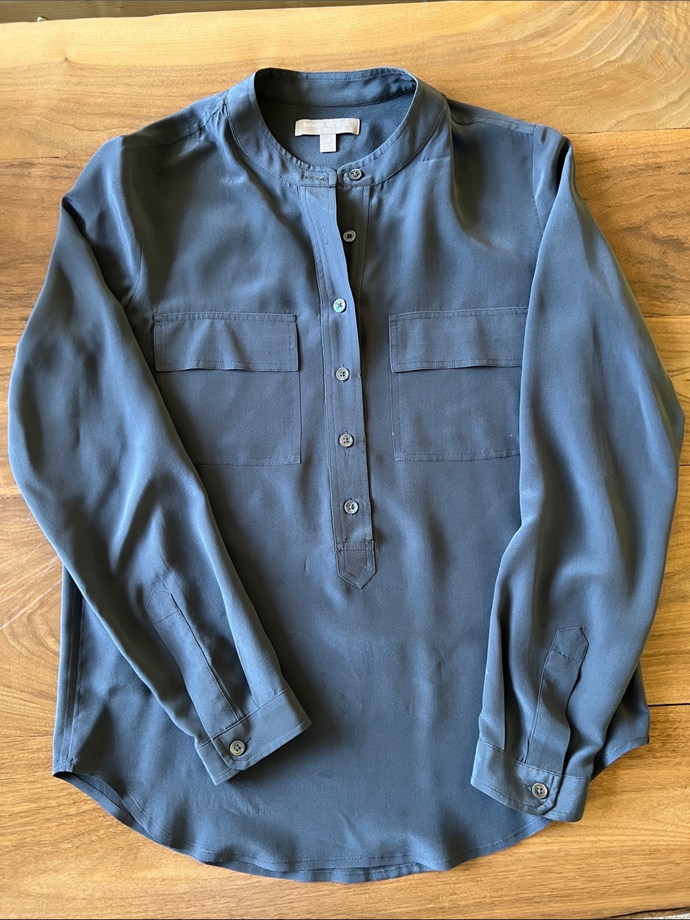 Banana Republic 100% Silk Gray Button Down Shirt XS Women’s Blouse